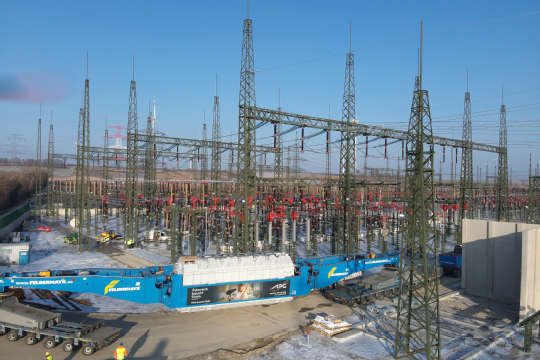 Das Duo ist komplett: Zweiter Großtransformator hat APG-Umspannwerk Sarasdorf erreicht